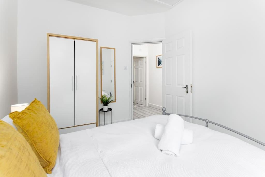 Flatzy - 3 Bed In Centre With Free parking
