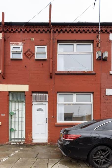 Flatzy - 3 Bed In Centre With Free parking
