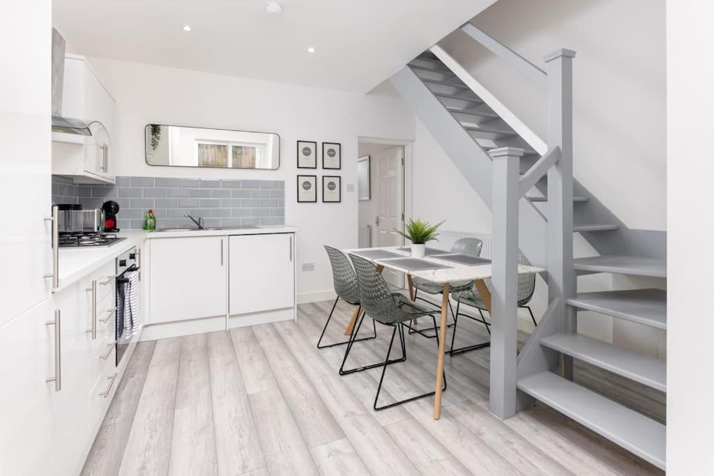 Flatzy - 3 Bed In Centre With Free parking *