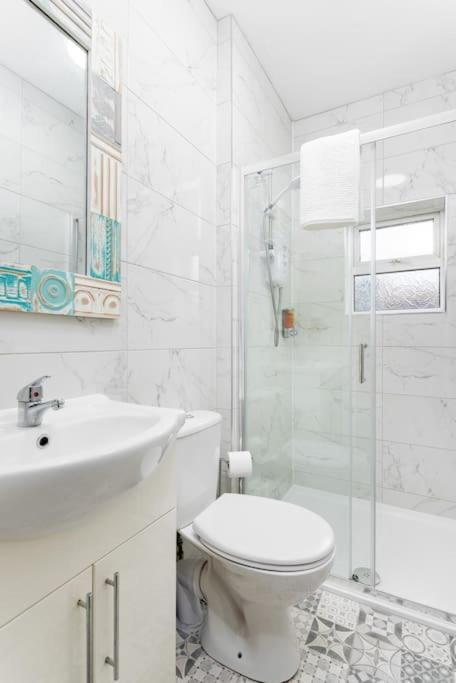 Дом отдыха Flatzy - 3 Bed In Centre With Free parking