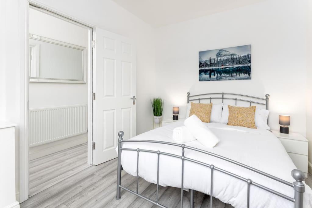 Flatzy - 3 Bed In Centre With Free parking Дом отдыха