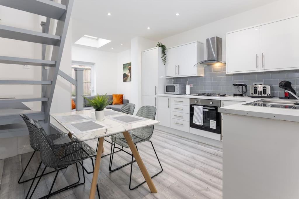 Дом отдыха Flatzy - 3 Bed In Centre With Free parking *